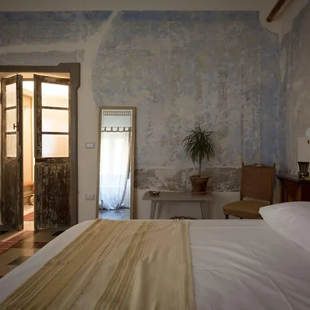 Piazza San Pantaleo לינה וארוחת בוקר