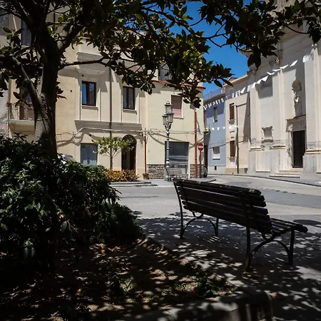 Piazza San Pantaleo לינה וארוחת בוקר סורסו