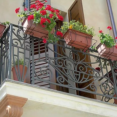 Piazza San Pantaleo Oda ve Kahvaltı